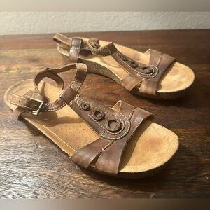 Clarks Artisan Sandals Ankle Strap Low Wedge‎ Heel Women Size 9 Brown..